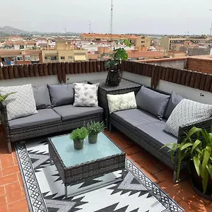 Con Terraza Y Piscina En Apartamento
